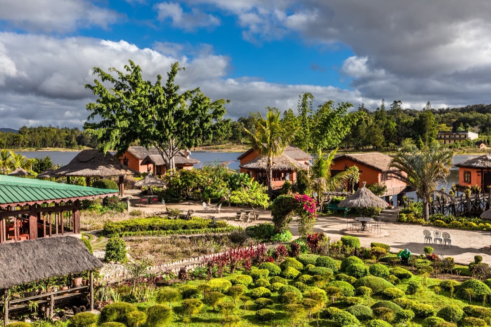 Les jardins fleuris du Lac Hôtel au bord du lac de Sahambavy