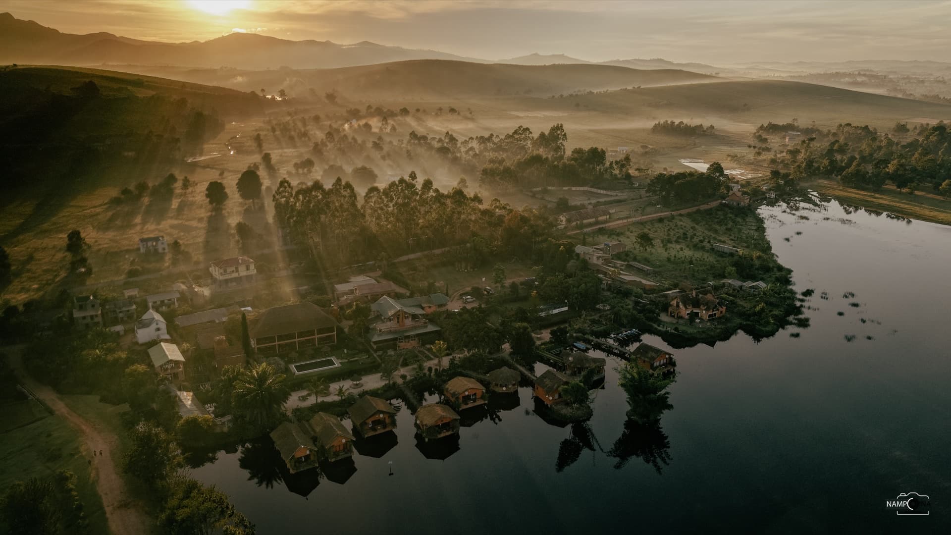 El recinto del Lac Hôtel junto al lago Sahambavy al amanecer, visto desde el aire