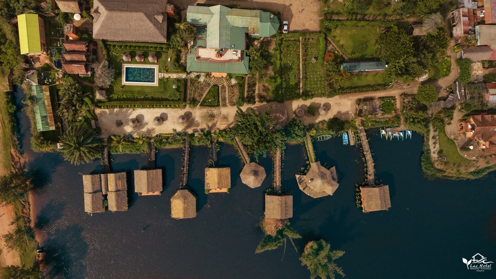 Vue aérienne du Lac Hôtel et de son écrin de verdure au bord du lac