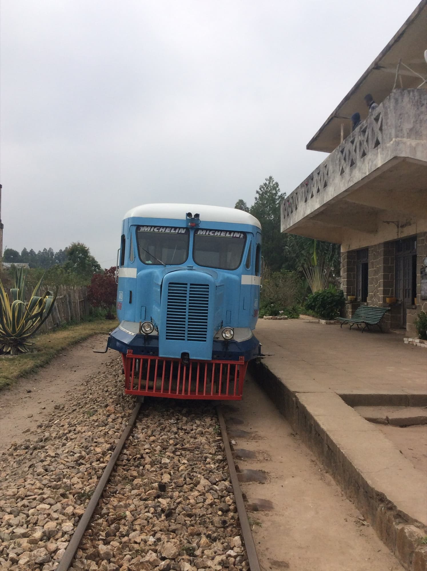 La micheline bleue à quai en gare de Sahambavy