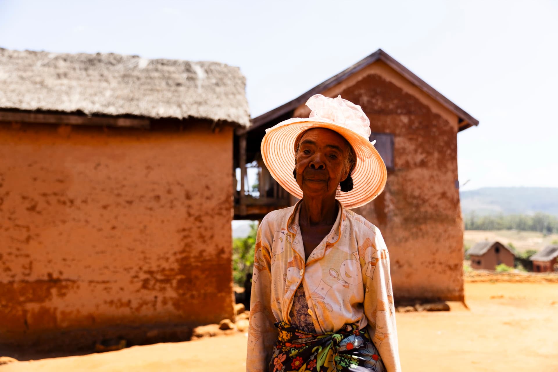 Femme betsileo devant une maison traditionnelle de Sahambavy