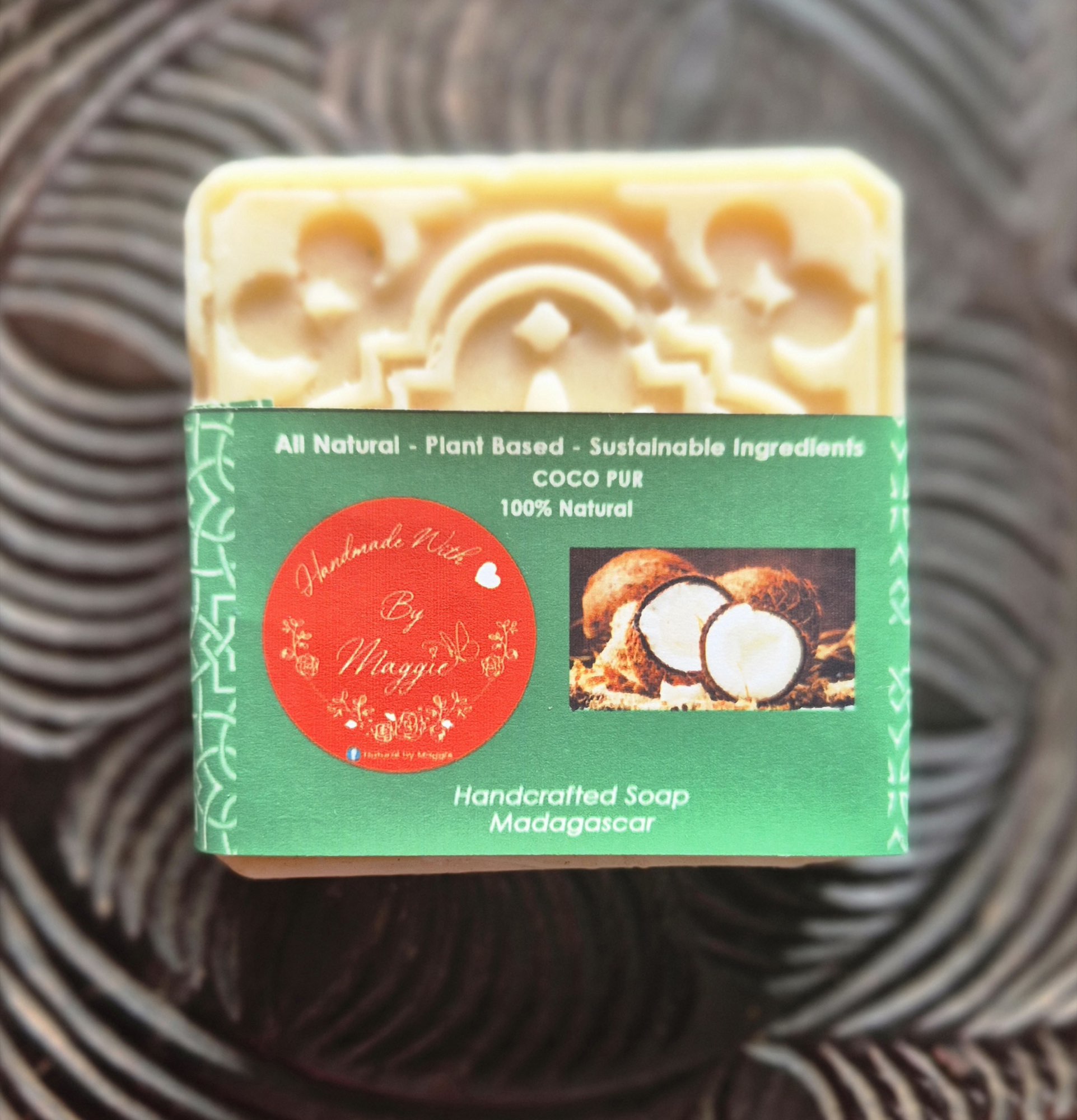 Savon artisanal à la noix de coco sur bois sculpté
