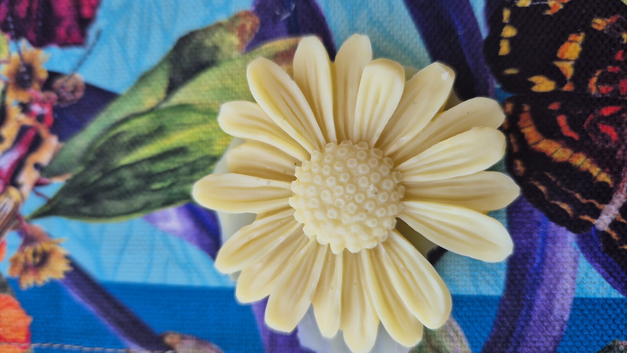 Savon artisanal décoré d'une fleur de marguerite