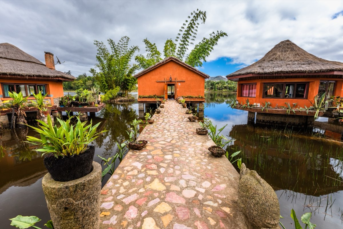 Allée pilotis Lac Hôtel