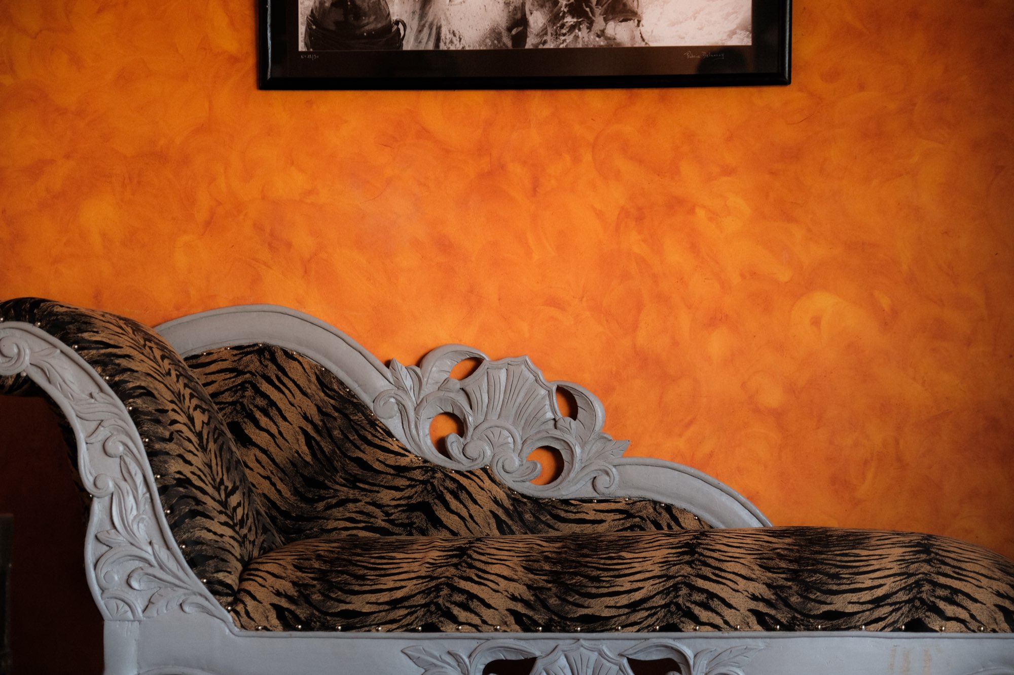 Méridienne devant un mur ocre, détail de décoration d'une chambre